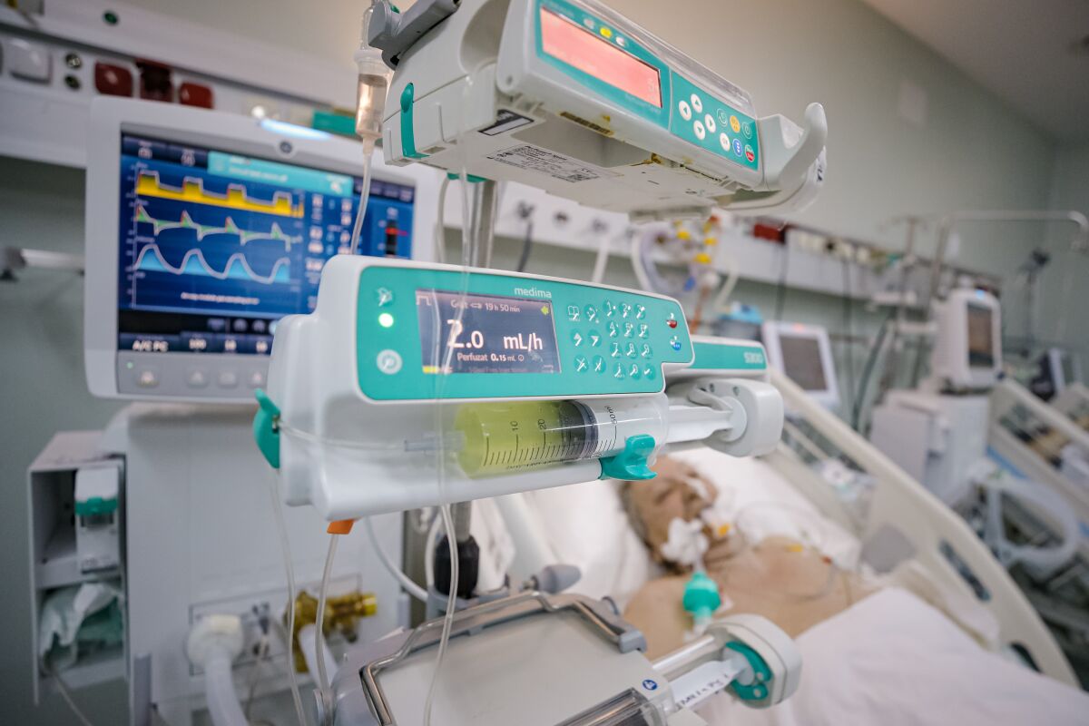 A COVID-19 patient is connected to life support equipment at a ICU unit at the Marius Nasta National Pneumology Institute in Bucharest, Romania, Wednesday, Oct. 6, 2021. Romania is facing an accelerated increase of daily COVID-19 infections with 14744 new cases in the last 24 hours and 331 reported deaths, the highest ever number of fatalities in one day, as authorities report they ran out of COVID-19 ICU beds at national level . (AP Photo/Andreea Alexandru)