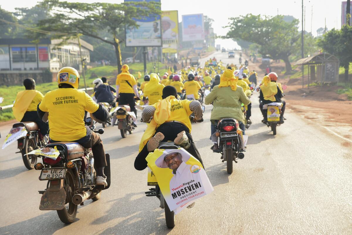 Simpatizantes del presidente de Uganda, Yoweri Museveni, celebran a bordo de motocicletas en Kampala 