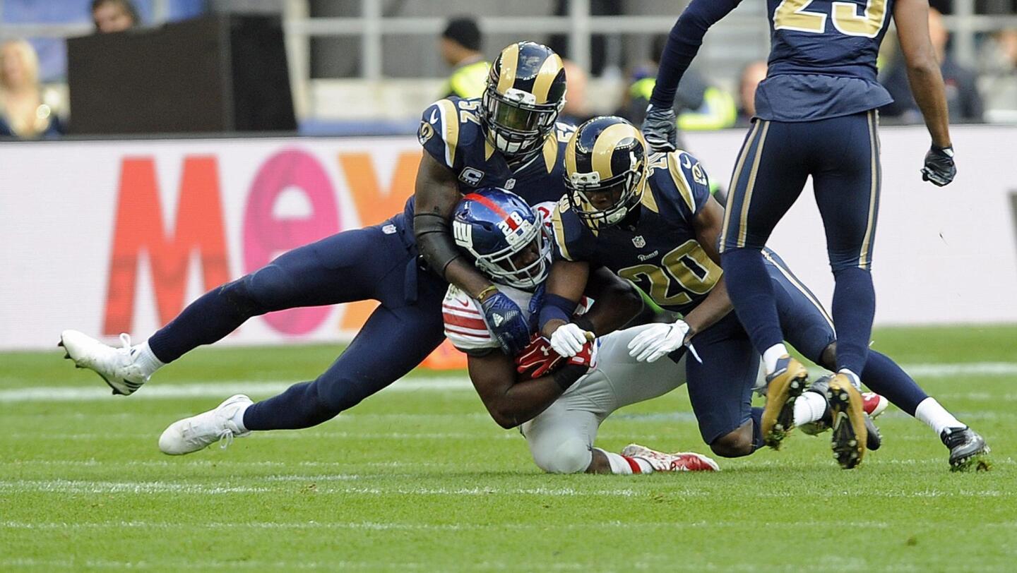 TWICK-3. London (United Kingdom), 23/10/2016.- New York Giants Paul Perkins (C) battles with Los Angeles Rams Lamarcus Joyner (2ndR) during the NFL American Football match between the New York Giants and the Los Angeles Rams at Twickenham Stadium, London, Britain, 23 October 2016. (Londres, Fútbol) EFE/EPA/GERRY PENNY ** Usable by HOY and SD Only **