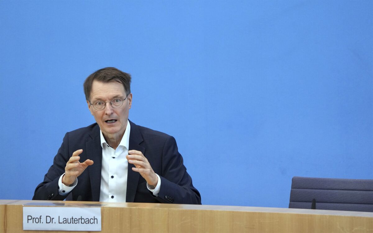 El ministro de Salud alemán, Karl Lauterbach, habla con los medios durante una conferencia de prensa en Berlín