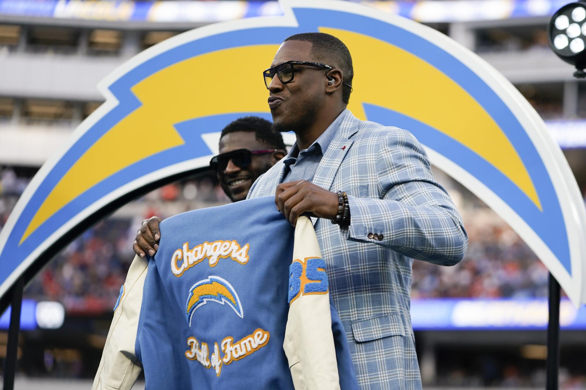 Antonio Gates detém uma jaqueta personalizada porque foi incluído no Hall da Fama do Reclarações.