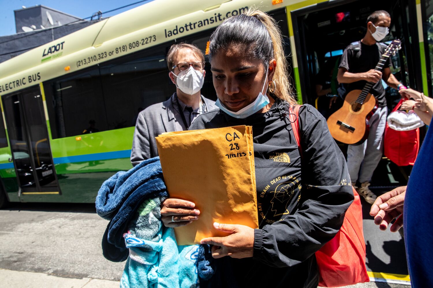 Seventh bus carrying migrant asylum seekers arrives in L.A. from Texas