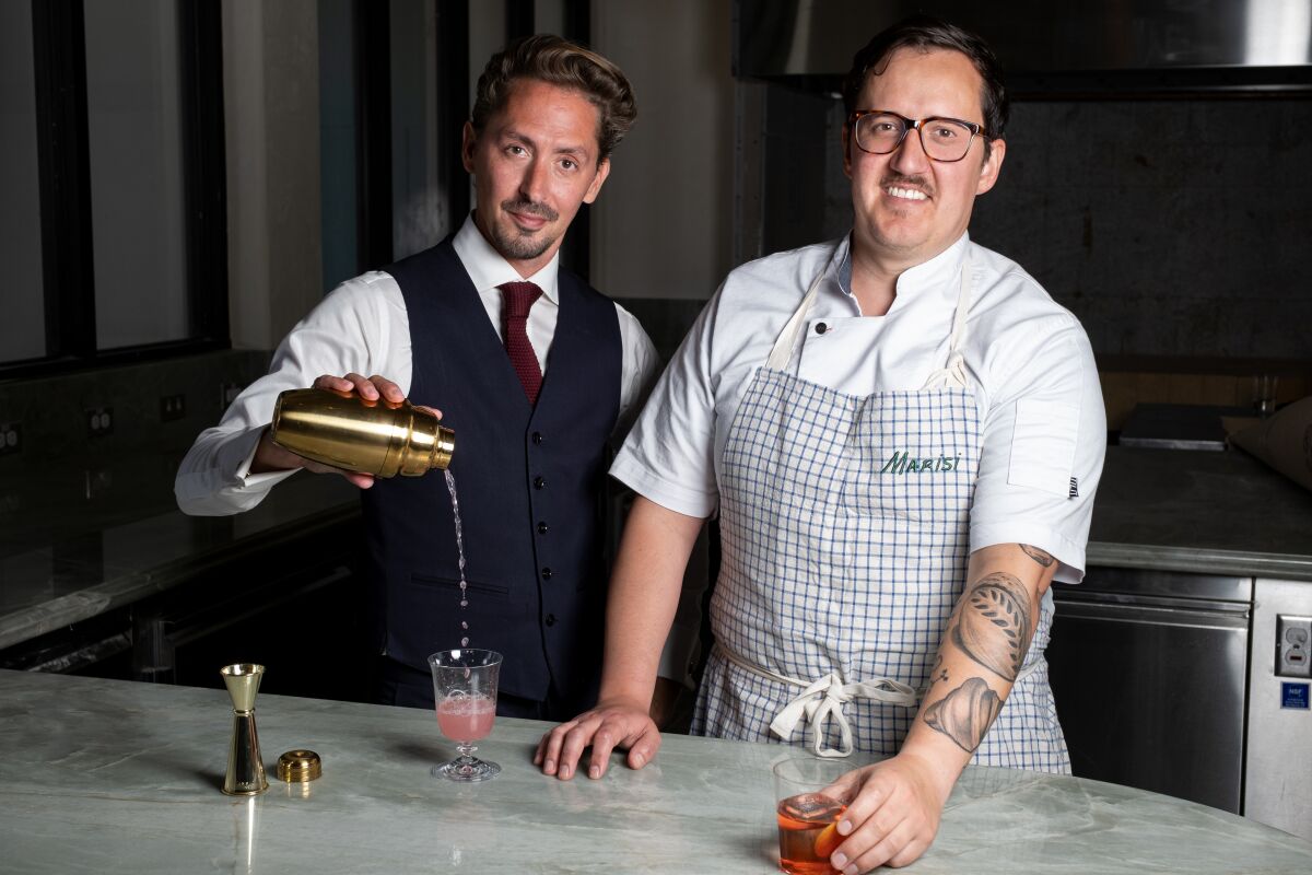 El director de bebidas Beau du Bois y el chef ejecutivo Chad Huff en el restaurante Marisi en La Jolla.