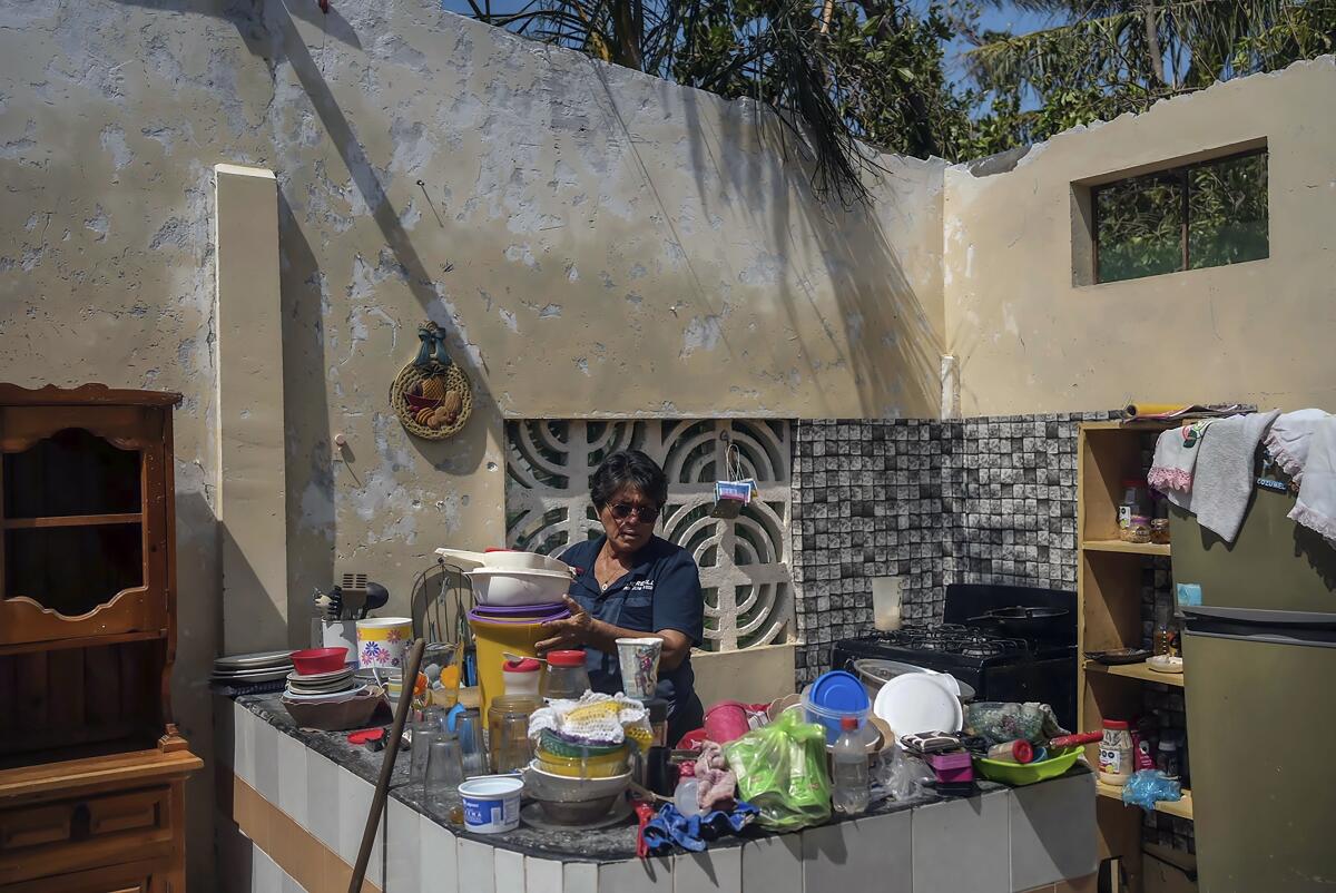 Estela Sandoval Díaz acomoda las cosas en su cocina días después de que su vivienda