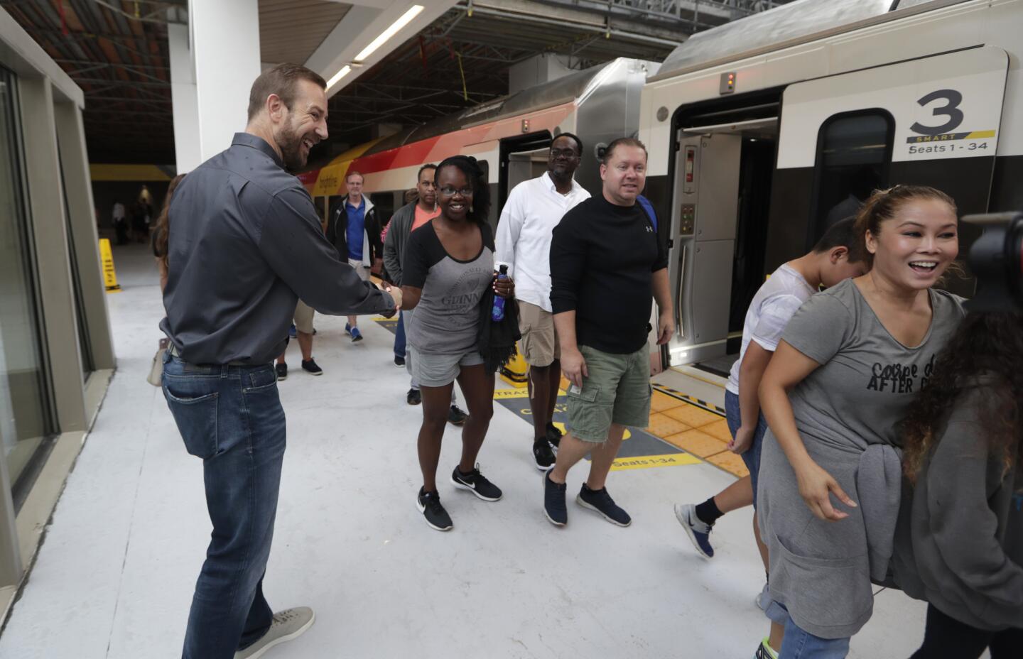 Patrick Goddard saluda a los pasajeros en Miami