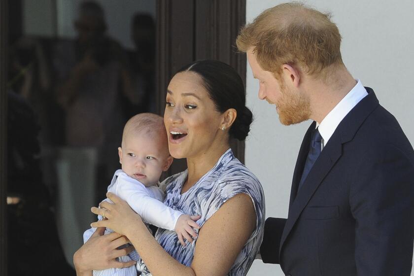 ARCHIVO - En esta foto del 25 de septiembre de 2019, el príncipe Enrique de Gran Bretaña y su esposa Meghan, duquesa de Sussex, con su hijo Archie en brazos, se reúnen con el arzobispo anglicano emérito Desmond Tutu y su esposa Leah en Cape Town, Suráfrica. (Henk Kruger/African News Agency via AP, Pool, Archivo)