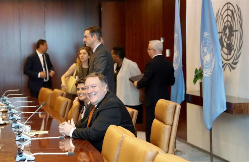 El secretario de Estado estadounidense, Mike Pompeo (c-d), y la embajadora de Estados Unidos ante la Organización de las Naciones Unidas (ONU), Nikki Haley (c-i), llegan a su reunión con el secretario general de la ONU, Antonio Guterres (no aparece), en la sede de la ONU en Nueva York (EE.UU), hoy, 20 de julio de 2018. EFE