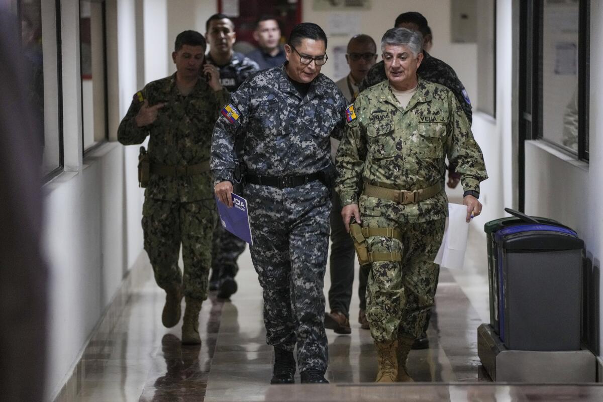 El jefe de las Fuerzas Armadas, el almirante Jaime Vela, a la derecha,