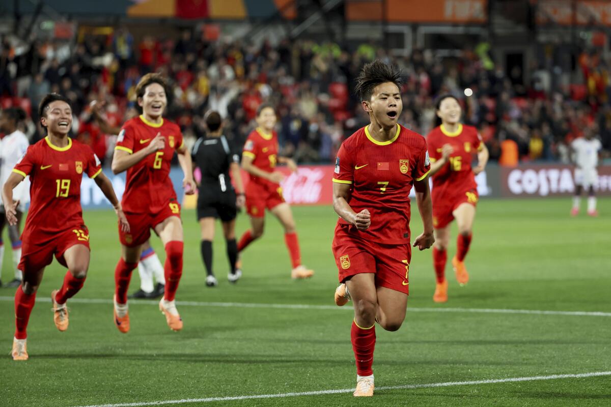 La china Wang Shuang celebra tras anotar el gol del triunfo de penal ante Haiti