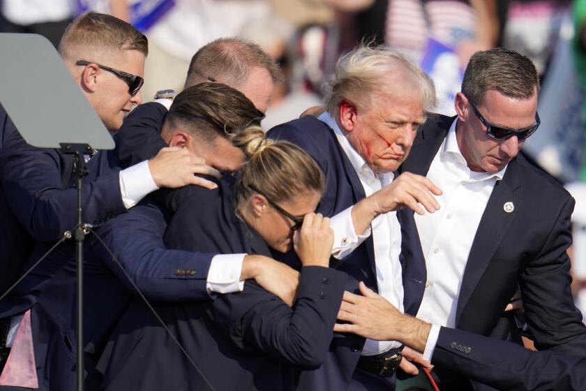 El candidato presidencial republicano, el expresidente Donald Trump, es ayudado a bajar del escenario por agentes del Servicio Secreto de Estados Unidos en un acto de campa?a en Butler, Pensilvania, el sábado 13 de julio de 2024. (AP Foto/Gene J. Puskar)