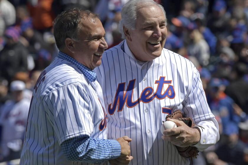 ARCHIVO - Foto del 4 de abril del 2019, Ed Kranepool posa para una foto con Gil Hodges Jr., hijo del mánager de los Mets Gil Hodges, después del primer lanzamiento en el juego ante los Nacionales. El lunes 9 de septiembre del 2024, anuncian que Kranepool falleció a los 79 años. (AP Foto/Bill Kostroun, Archivo)