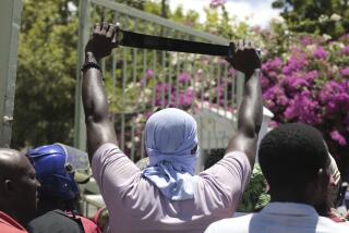 ARCHIVO - Un manifestante sostiene un machete como símbolo de autodefensa contra pandillas, en una protesta contra la violencia de pandillas en Puerto Príncipe, Haití, el viernes 25 de agosto de 2023. (AP Foto/Odelyn Joseph, archivo)