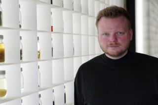 Rasmus Munk, copropietario y chef del restaurante Alchemist, posa dentro de la cocina del restaurante en Copenhague, Dinamarca, el lunes 6 de mayo de 2024. (AP Foto/James Brooks)