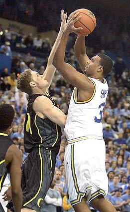 Josh Shipp goes to the basket despite the defensive play of the Oregon Ducks Maarty Leunen.