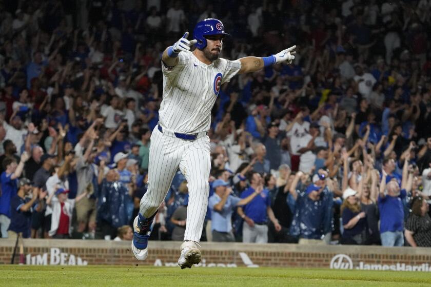 El emergente de los Cachorros de Chicago Mike Tauchman batea un sencillo en la novena entrada ante los Cardenales de San Luis el jueves 1 de agosto del 2024. (AP Foto/David Banks)