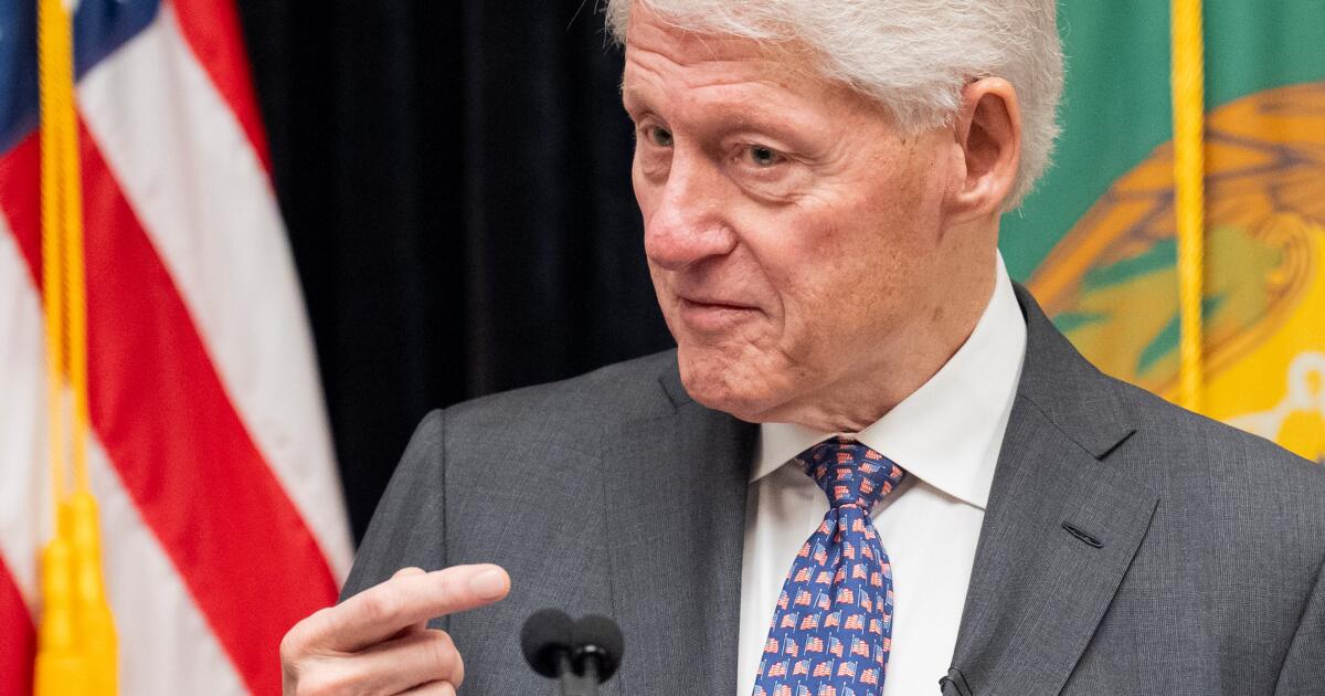 Bill Clinton está enfrentando críticas de legisladores sobre seu relacionamento com Jeffrey Epstein