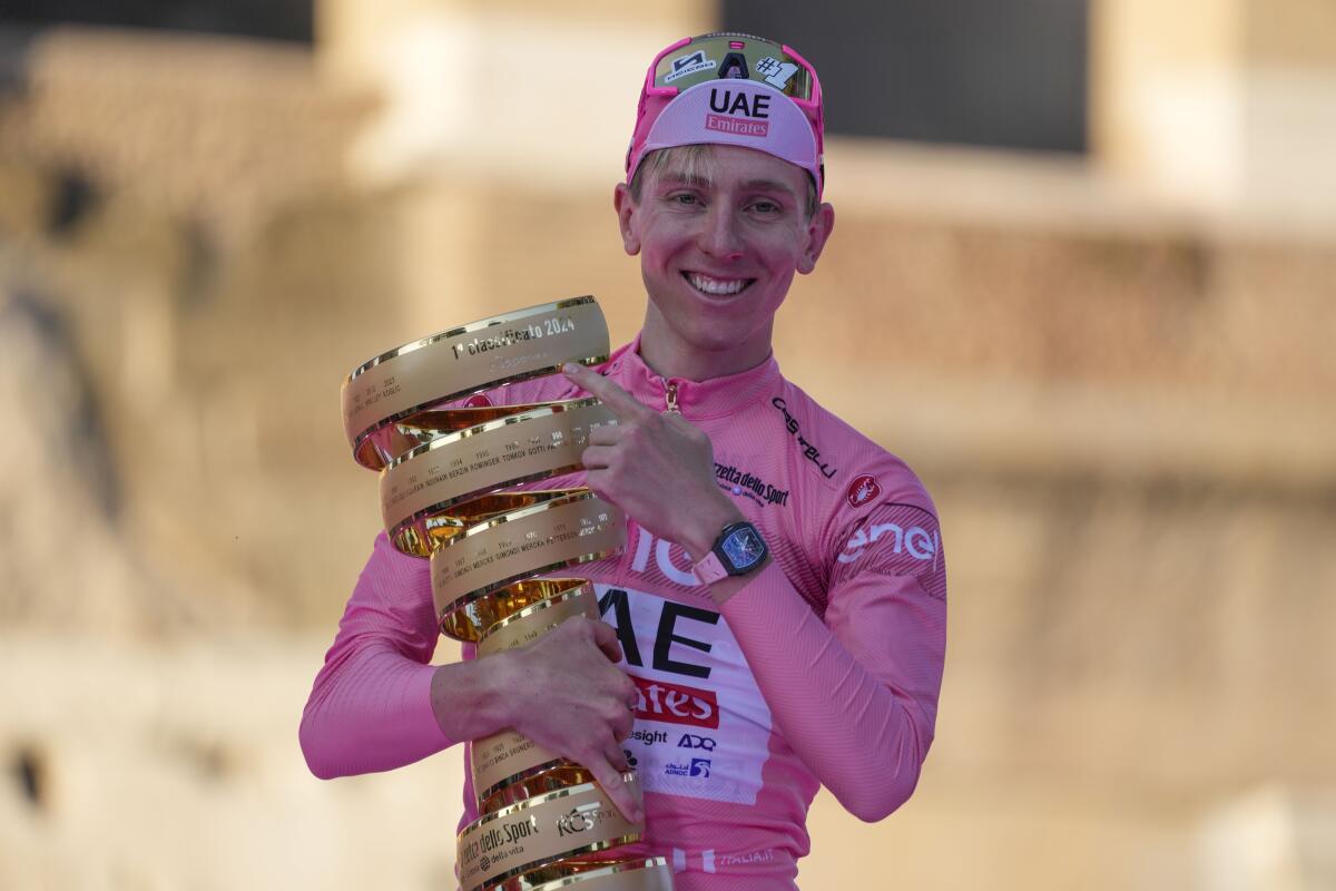 Tadej Pogacar sostiene el trofeo de campeón del Giro de Italia, el domingo 26 de mayo de 2024, en Roma. (AP Foto/Andrew Medichini)