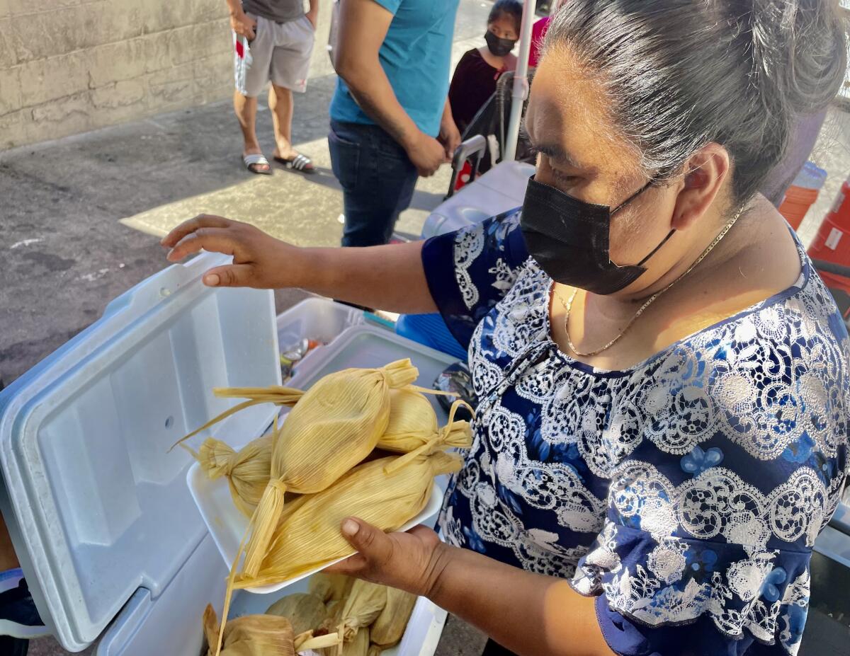 Eulalia Chávez Huinac se coloca en una esquina del vecindario Westlake, en Los Ángeles, a vender tamales y atoles.