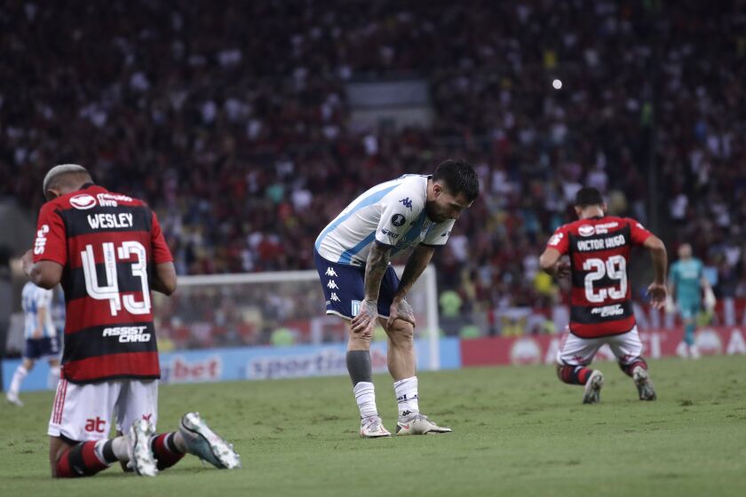Jonatan Gómez, de Racing de Argentina, se lamenta tras la victoria del Flamengo en un duelo de la Copa Libertadores, el jueves 8 de junio de 2023, en el Maracaná (AP Foto/Bruna Prado)