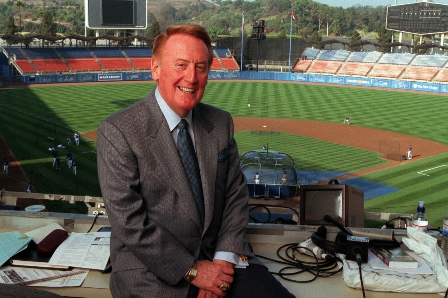 Vin Scully receives Dodgers championship ring