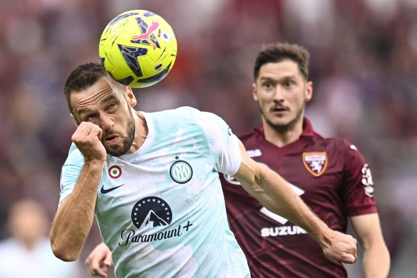 Stefan de Vrij del Inter de Milán cabecea un balón en el encuentro de la Serie A ante el Torino en el Estadio Olímpico de Turín el sábado 3 de junio del 2023. (Fabio Ferrari/LaPresse via AP)