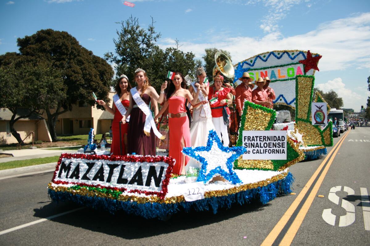 Las carrozas son uno de los principales atractivos del desfile mexicano del Este de Los Ángeles. 