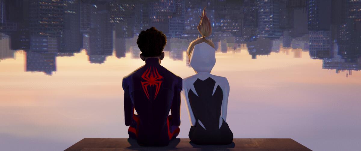 En esta imagen proporcionada por Sony Pictures Animation, Miles Morales como Spider-Man, 