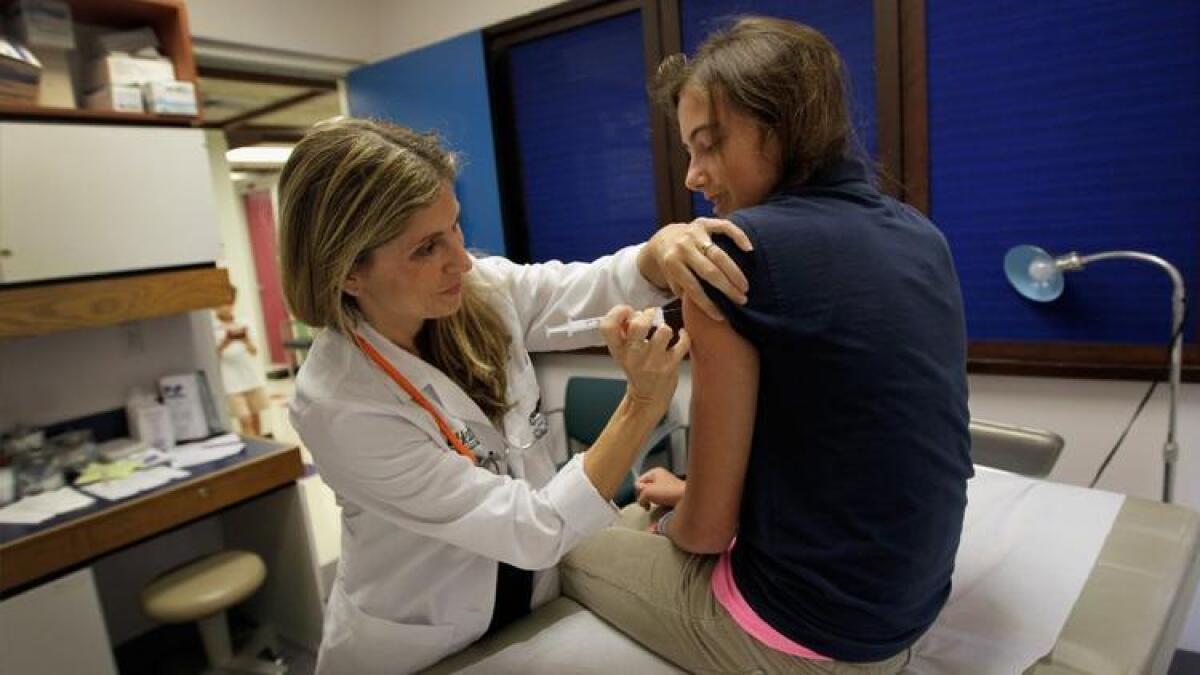 Las niñas que recibieron la vacuna contra el VPH vieron beneficios significativos para la salud aun cuando todavía asistían a la escuela preparatoria, según un nuevo estudio. Los autores dicen que los resultados deben alentar a los padres a que sus hijas sean vacunadas entre las edades de 11 y 12 años.