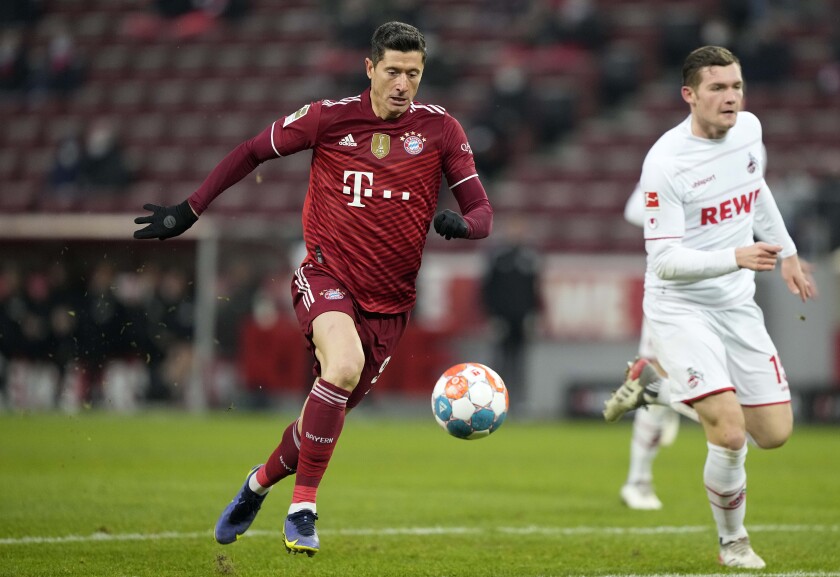 Robert Lewandowski del Bayern Munich ataca con el balón en el encuentro ante Colonia en la Bundesliga.