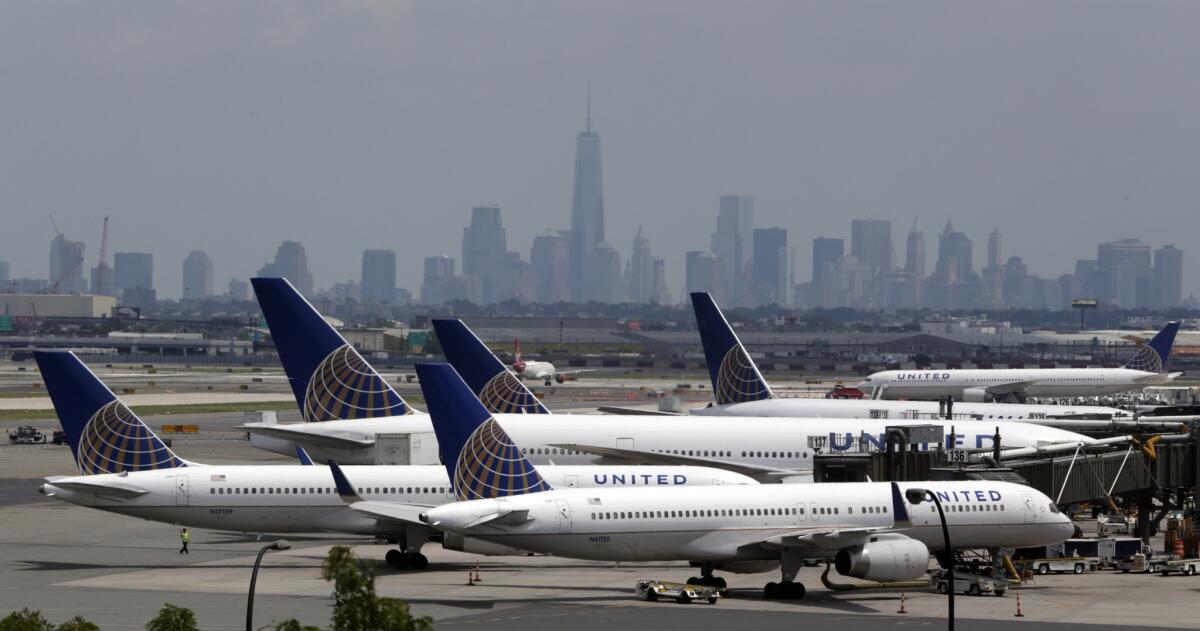 Esta foto del 22 de julio del 2014 muestra aviones de United en el aeropuerto internacional Liberty de Newark, Nueva Jersey. Todos los vuelos de United Continental en Estados Unidos quedaron detenidos el 8 de julio del 2015 debido a problemas de computadoras.(AP Foto/Julio Cortez, Archivo)