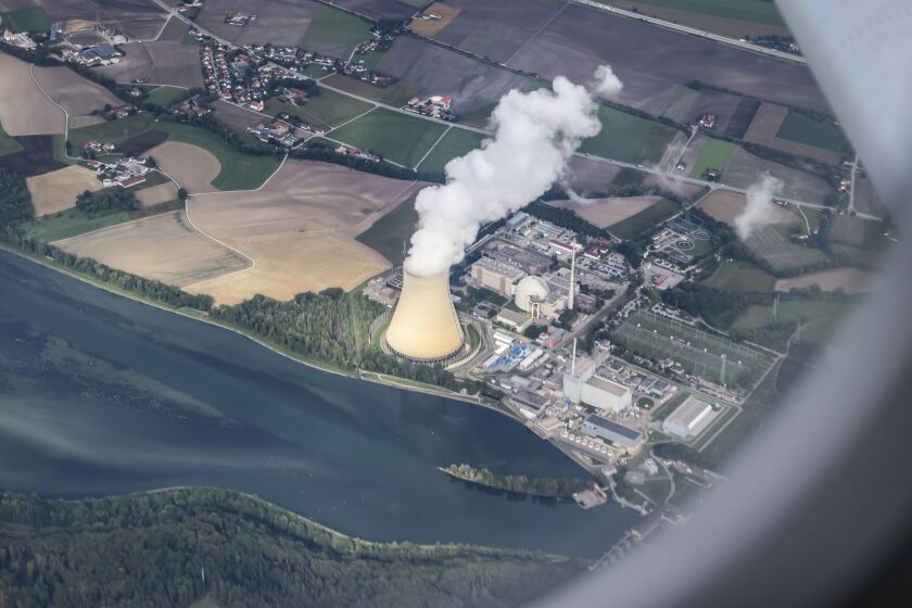 Archivo - Una columna de vapor emerge de una torre de enfriamiento de la planta nucleoléctrica Isar 2 en Essenbach, Alemania, el 13 de septiembre de 2022. (Jan Woitas/dpa vía AP, Archivo)