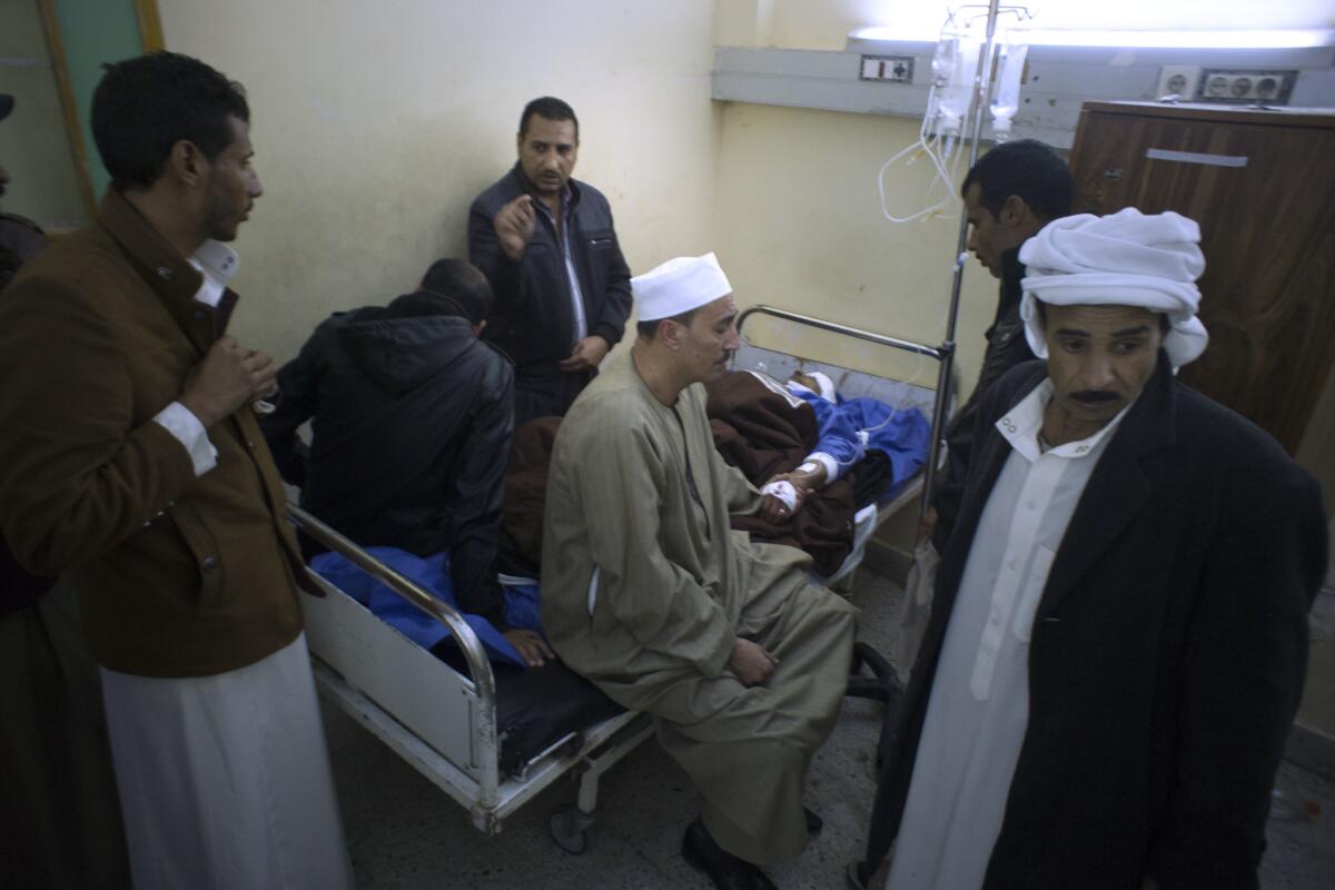 Familiares de Sheikh Sulieman Ghanem, de 75 años, (centro) lo rodean en el hospital de la Universidad del Canal de Suez en Ismailia, Egipto, el viernes 24 de noviembre de 2017, luego de un atentado con bombas en una mezquita. (AP Foto/Amr Nabil)