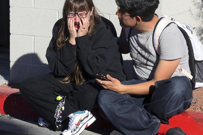 Amanda Perez (izquierda) es consolada por otro estudiante, Alejandro Barron, tras un tiroteo en el campus de Las Vegas de la Universidad de Nevada, el 6 de diciembre de 2023, en Las Vegas. (K.M. Cannon/Las Vegas Review-Journal vía AP)
