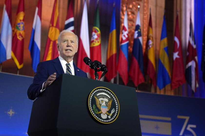 El presidente Joe Biden pronuncia un discurso durante el 75 aniversario de la OTAN en el Auditorio Andrew W. Mellon, el martes 9 de julio de 2024, en Washington. (AP Foto/Evan Vucci)