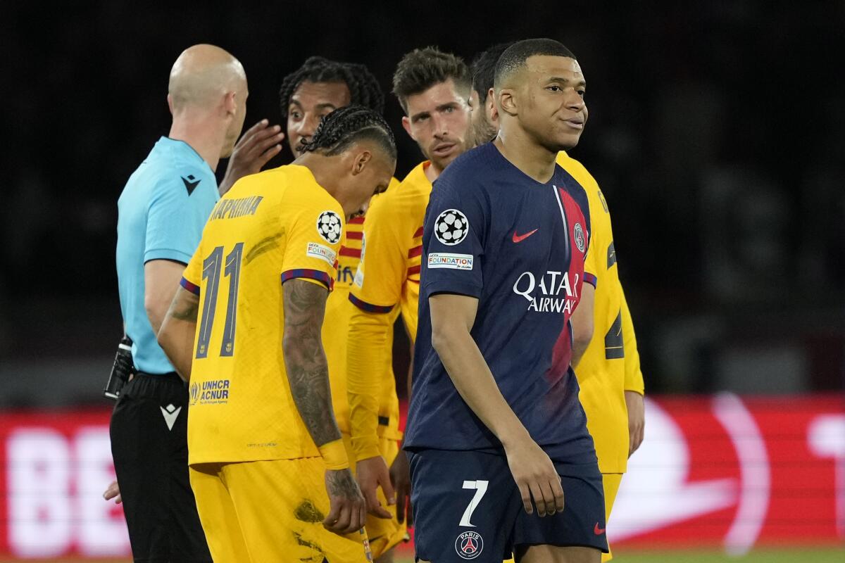 Kylian Mbappe del Paris Saint-Germain hace un gesto en el duelo de ida 