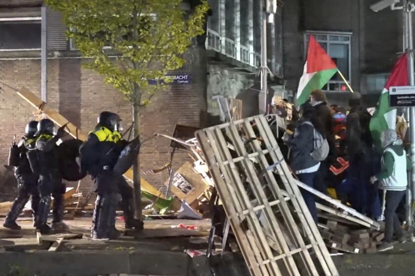 En esta imagen tomada de un video, la policía arresta a unos 125 activistas al desmantelar una acampada propalestina en la Universidad de Ámsterdam, en Ámsterdam, Holanda, el 7 de mayo de 2024. (AP Foto InterVision)