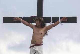 Ruben Enaje permanece en la cruz en una recreación de la crucifixión de Cristo como parte de los ritos del Viernes Santo en San Pedro Culud, al norte de Manila, Filipinas, viernes 29 de marzo de 2024. (AP Photo/Gerard V. Carreon)
