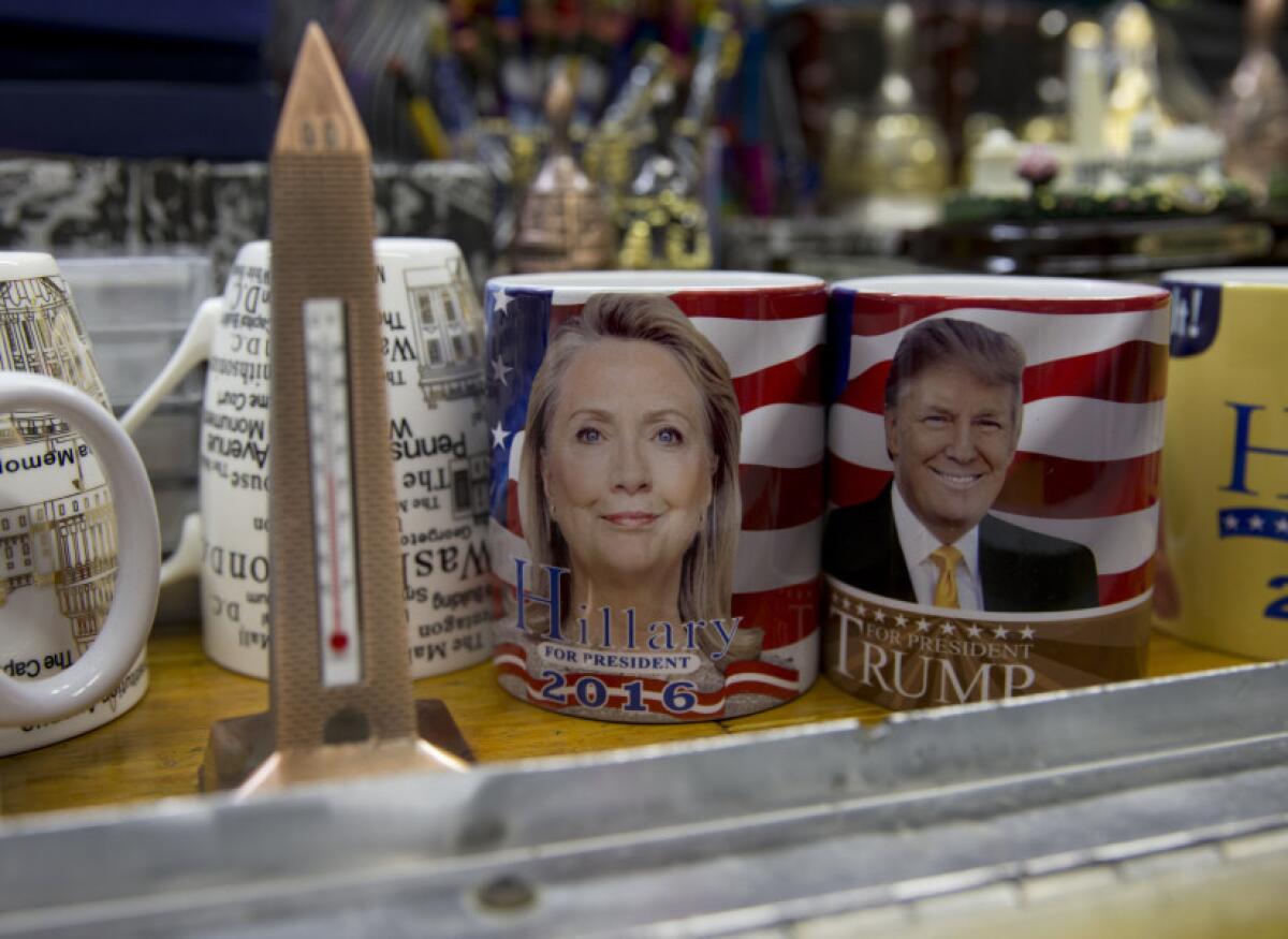 Productos con la imagen de Donald Trump y Hillary Clinton, de venta en Washington DC.