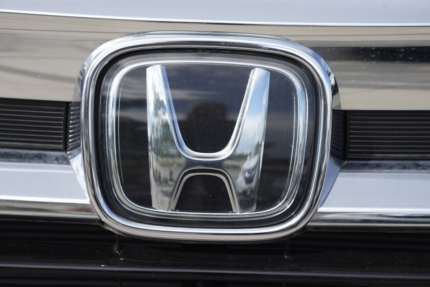 El logo de Honda en la parrilla de una camioneta todoterreno Pilot 2021.