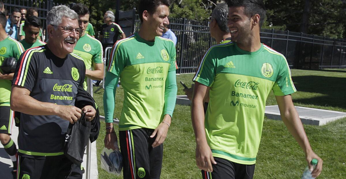 El entrenador de México, Ricardo Ferretti (i) sonríe con jugadores del Tri tras una sesión.