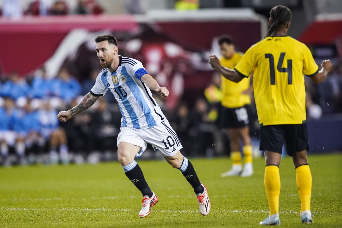 Lionel Messi celebra tras anotar un gol para Argentina en el amistoso contra Jamaica, 