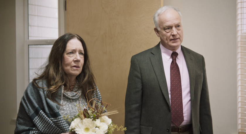 Ann Dowd und Reed Birney im Film "Masse."