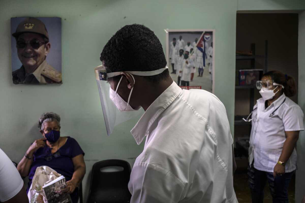 Personal médico verifica el estado de las personas que fueron vacunadas con la vacuna cubana Abdala