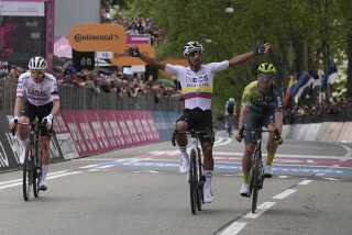 El ecuatoriano Jhonatan Narváez celebra mientras llega a la meta para ganar la etapa 1 del Giro de Italia desde Venaria Reale a Turín, Italia, el sábado 4 de mayo de 2024. (Gian Mattia D'Alberto/LaPresse vía AP)