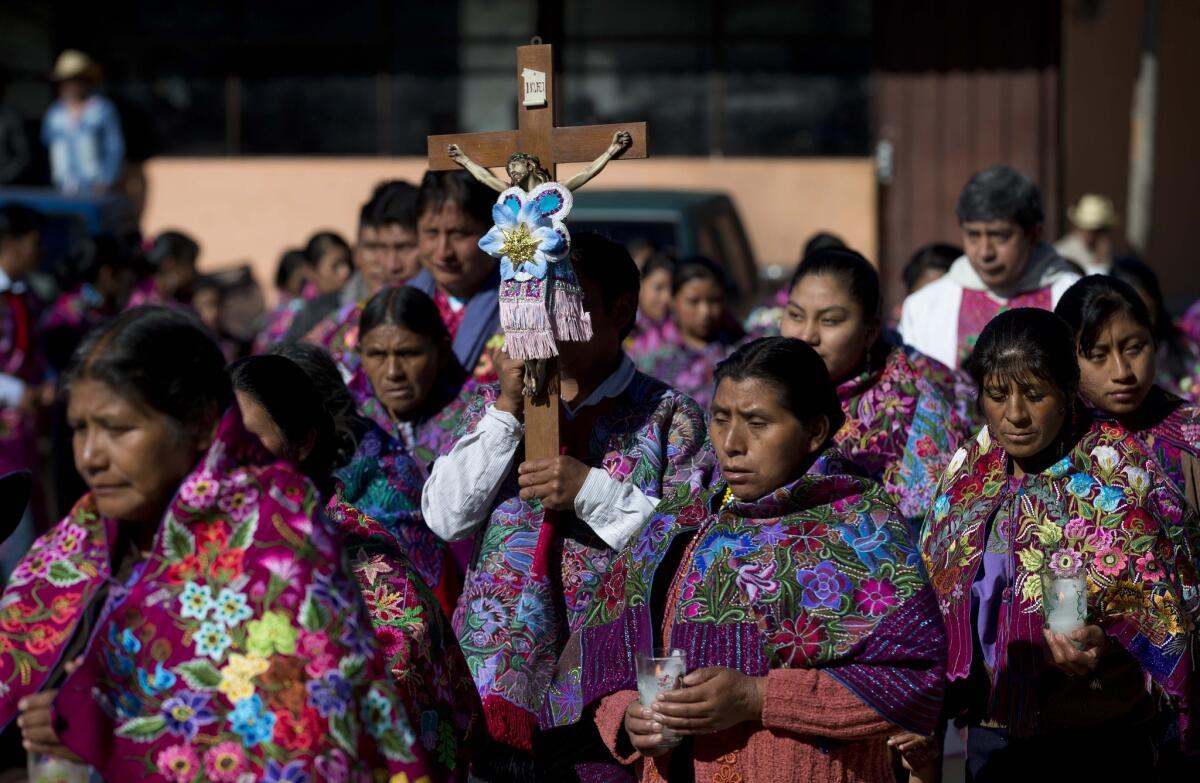 En esta imagen del 16 de enero de 2016, indígenas tzotzil participan en una procesión en honor del Cristo de las Esquípulas en Chajtoj, en el estado mexicano de Chiapas. (AP Foto/Eduardo Verdugo)