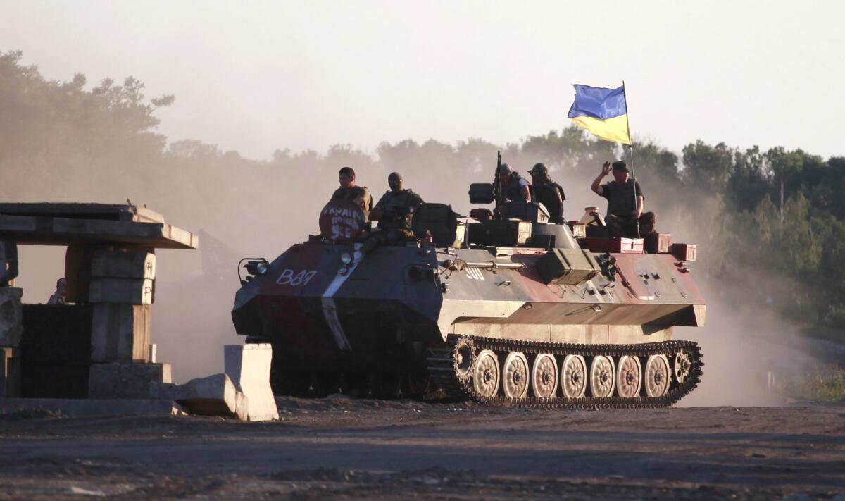 En esta imagen de archivo, tomada el 20 de agosto de 2014, soldados ucranianos se reúnen en un punto próximo a Lugansk, en el este de Ucrania, en un momento del conflicto que los enfrentó a separatistas prorrusos de la región. (Foto AP/Petro Zadorozhnyy)