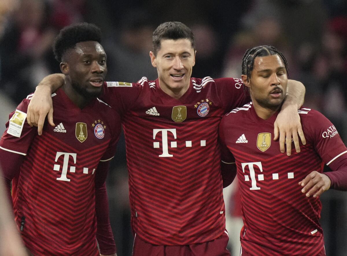 El delantero de Bayern Múnich Robert Lewandowski, al centro,