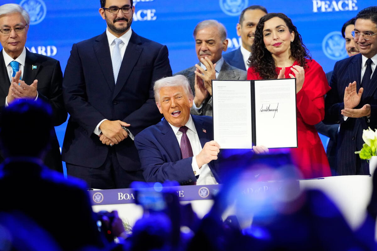 Trump rolls out his 'Board of Peace' at the Davos forum - Los ...