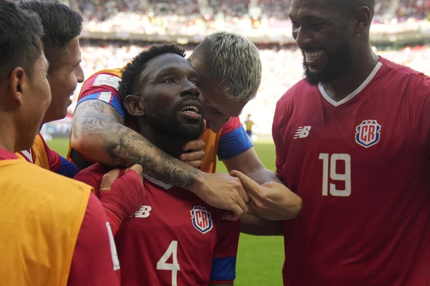 Keysher Fuller (4) celebra con sus compañeros después de marcar el gol de la victoria de Costa Rica sobre Japón 1-0 en un choque por el Grupo E de la Copa del Mundo en el Estadio Ahmad Bin Ali en Rayán, Qatar, el domingo 27 de noviembre de 2022. (AP Foto/Francisco Seco)