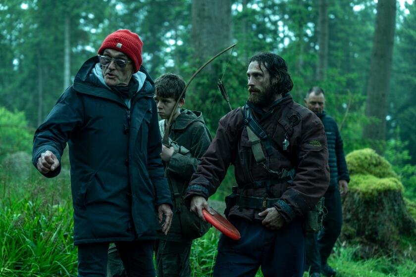 El director Danny Boyle al lado del actor Aaron Taylor-Johnson en el set de "28 Years Late".